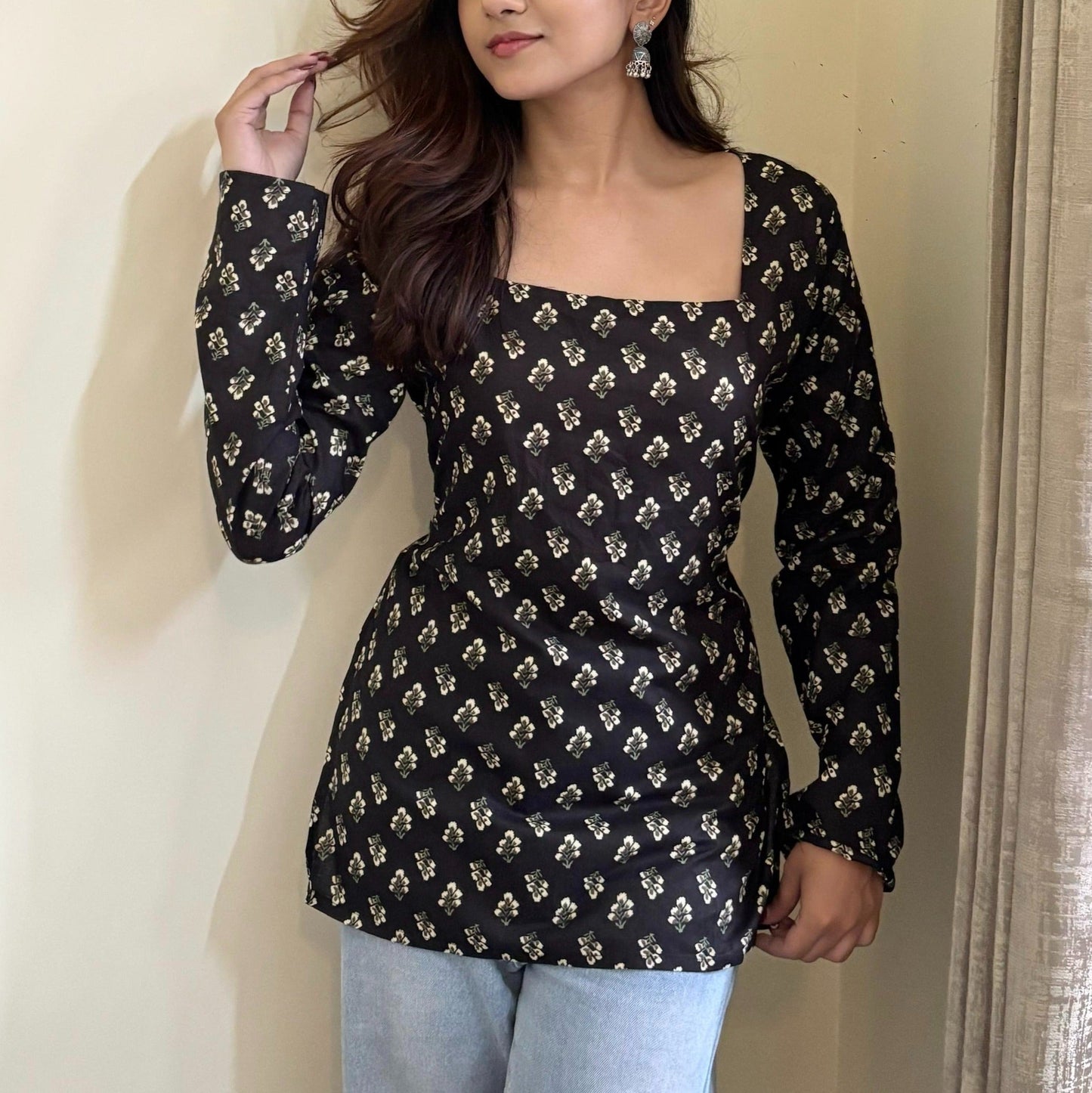 SAIRA - Square Neck