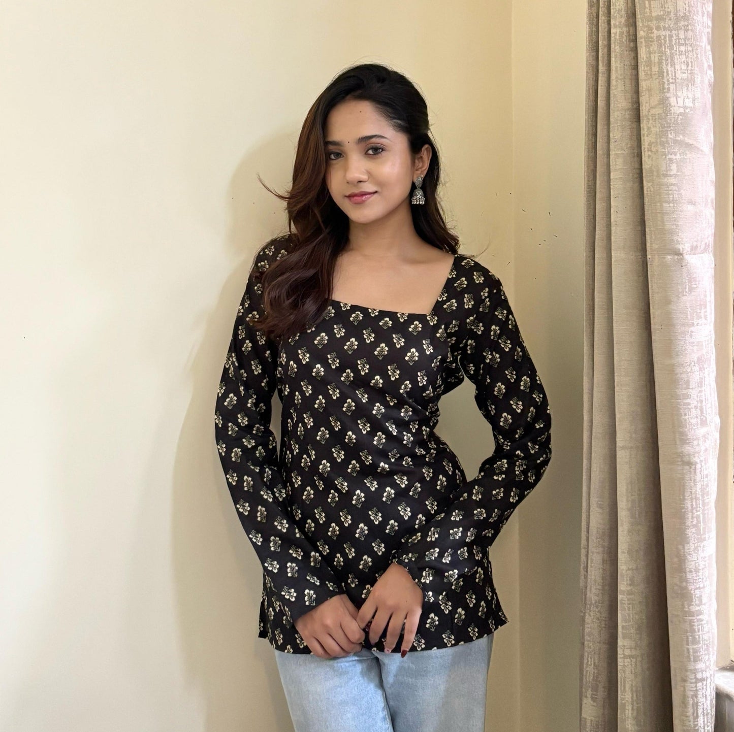 SAIRA - Square Neck