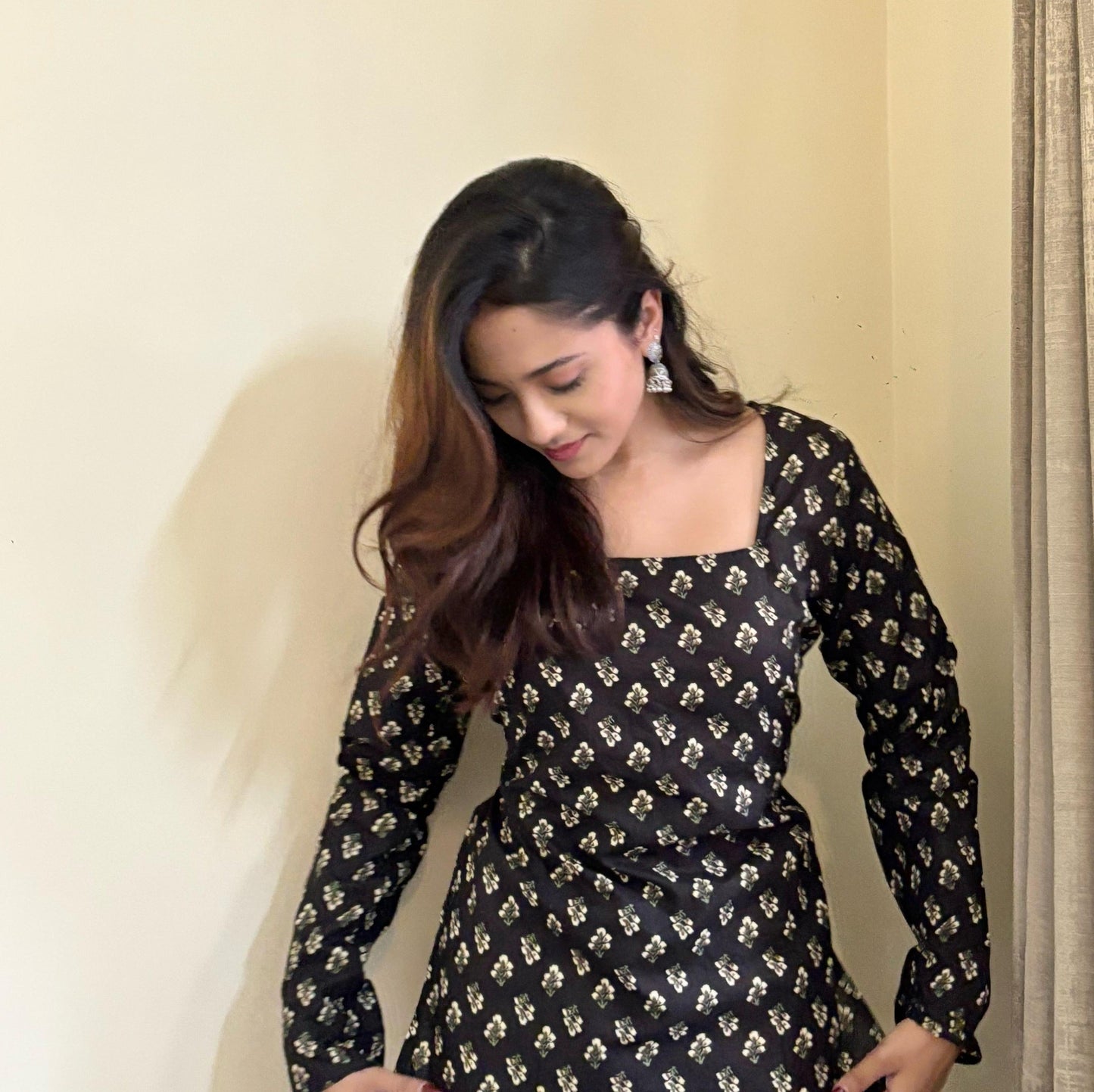 SAIRA - Square Neck
