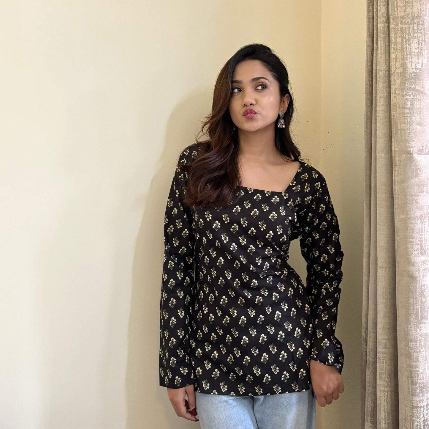 SAIRA - Square Neck