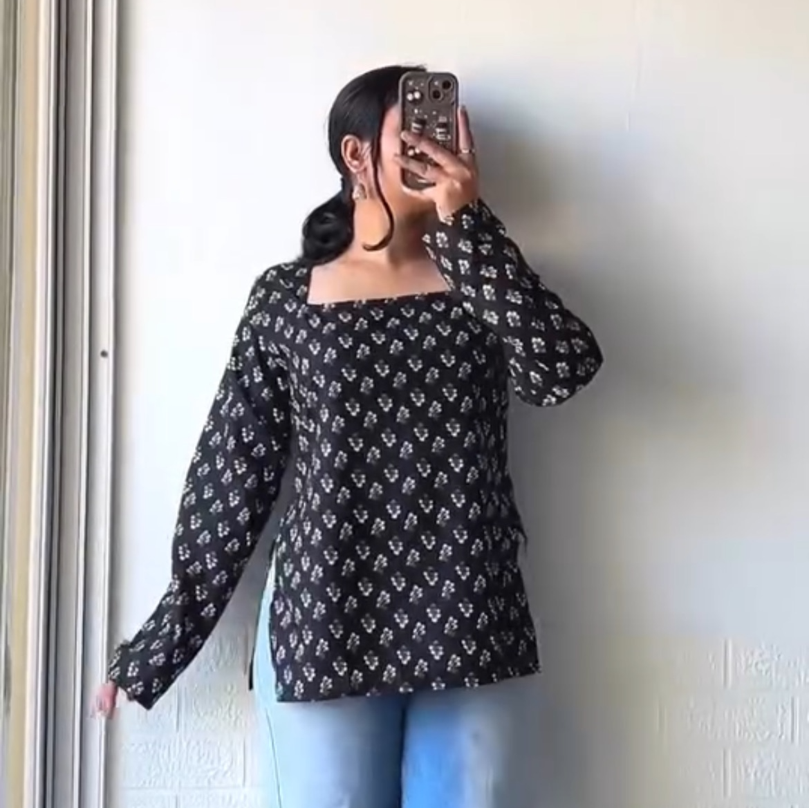 SAIRA - Square Neck